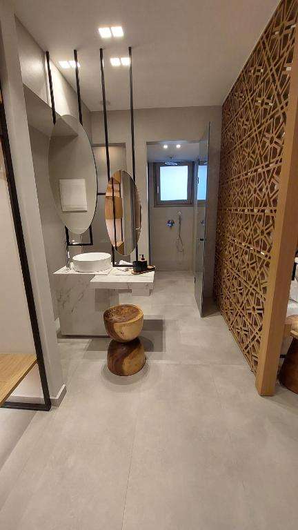 Thetis bathroom