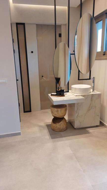 Ploto bathroom