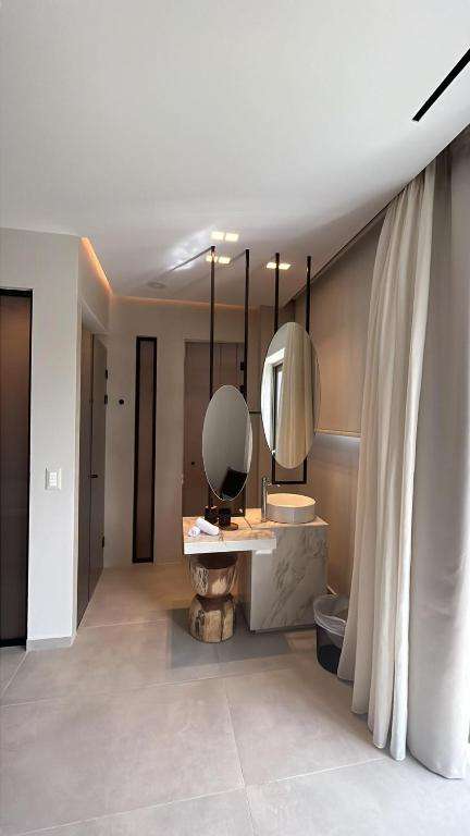 Actaia bathroom